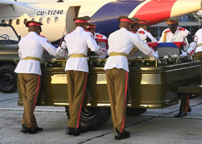 El pueblo cubano hace suyo el dolor de los familiares y compañeros de los hermanos asesinados por el invasor imperialista.
#HonorYGloria
#SanctiSpíritusEnMarcha 
<a href="/DeivyPrezMartn1/">Deivy Pérez Martín</a> <a href="/DiazCanelB/">Miguel Díaz-Canel Bermúdez</a> <a href="/DrRobertoMOjeda/">Dr. Roberto Morales Ojeda</a> <a href="/PartidoPCC/">Partido Comunista de Cuba</a>