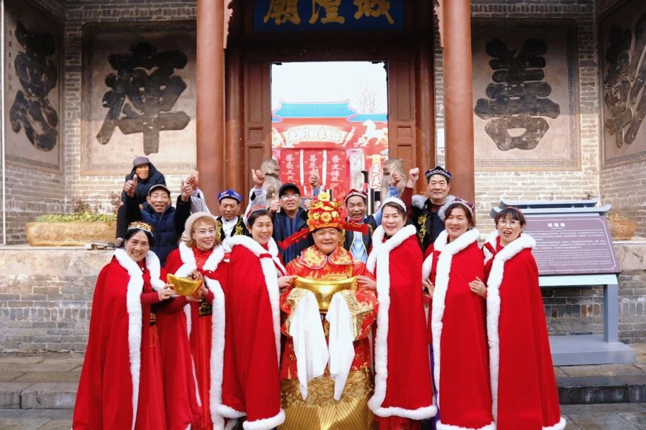 Thisisweinan's tweet photo. ❄️ Winter in Hancheng may be cold, but the ancient city feels warm. Kids laugh on stone streets, friends snap photos under red lanterns, and the God of Wealth brings smiles at the Three Temples. Flash mobs light up the day with joy and festive cheer. #Hancheng #ChinaTravel https://t.co/Sq5Q1QUyod