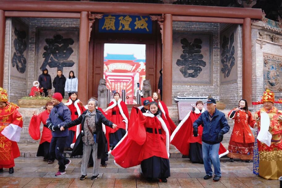 Thisisweinan's tweet photo. ❄️ Winter in Hancheng may be cold, but the ancient city feels warm. Kids laugh on stone streets, friends snap photos under red lanterns, and the God of Wealth brings smiles at the Three Temples. Flash mobs light up the day with joy and festive cheer. #Hancheng #ChinaTravel https://t.co/Sq5Q1QUyod