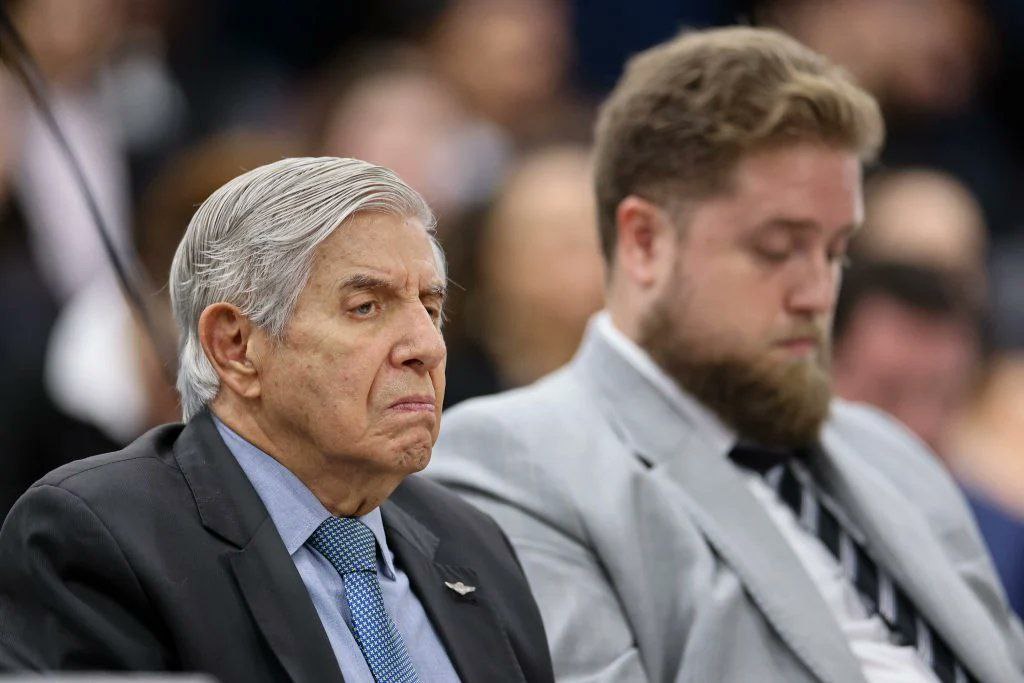 Saray_sandrac's tweet image. TORTURA DO GENERAL HELENO E ESPOSA
Circulando no WhatsApp 

De um Coronel que trabalhou com o General Heleno

Acabei de me encontrar com Sônia, esposa de Heleno, no supermercado. Fiquei com muita pena dela. Desde que Heleno voltou para casa, nenhum serviçal foi ainda autorizado a…