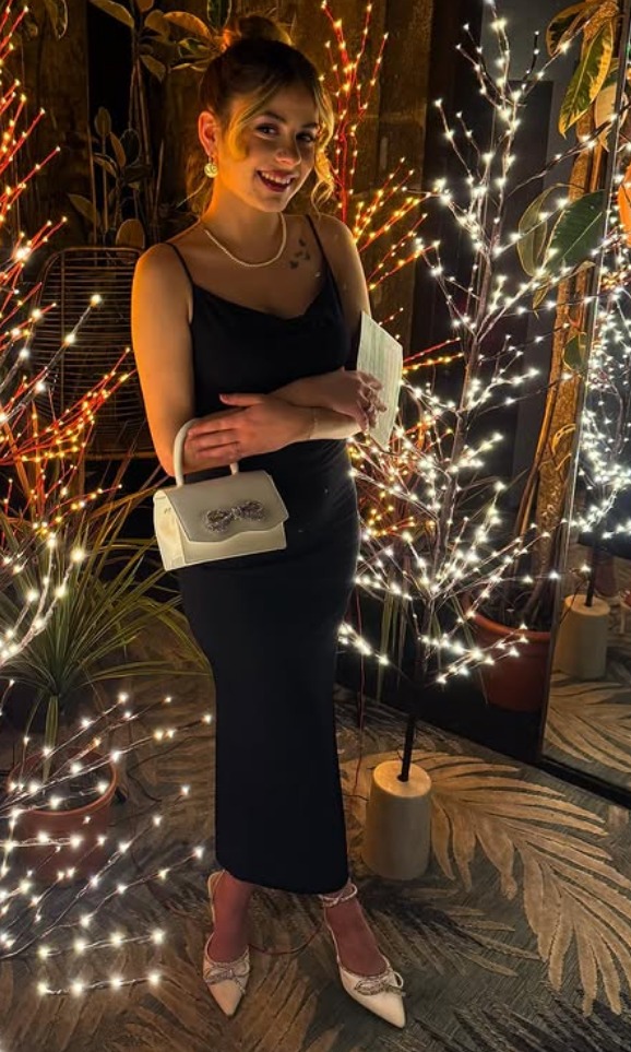 MRF_Queens's tweet photo. Voici Marine, la cousine d'un abonné qui adore sortir avec ce genre de tenues apparemment 🤯
C'est quoi votre avis sur elle ? 😍
#Proches #Entourage #Cousine https://t.co/bZ1qCSyhwO
