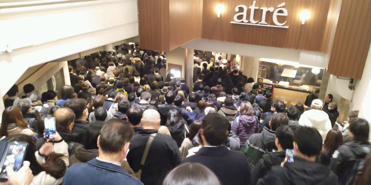 YourJapanInfo's tweet image. BREAKING NEWS: At the moment, many train lines in Tokyo, including the Yamanote, Shonan-Shinzuku, and Keihin Tohoku are experiencing severe delay due to power outage. Many people can't get in or out of the station due to congestion during rush hour.  #tokyo #japan #Yamanote