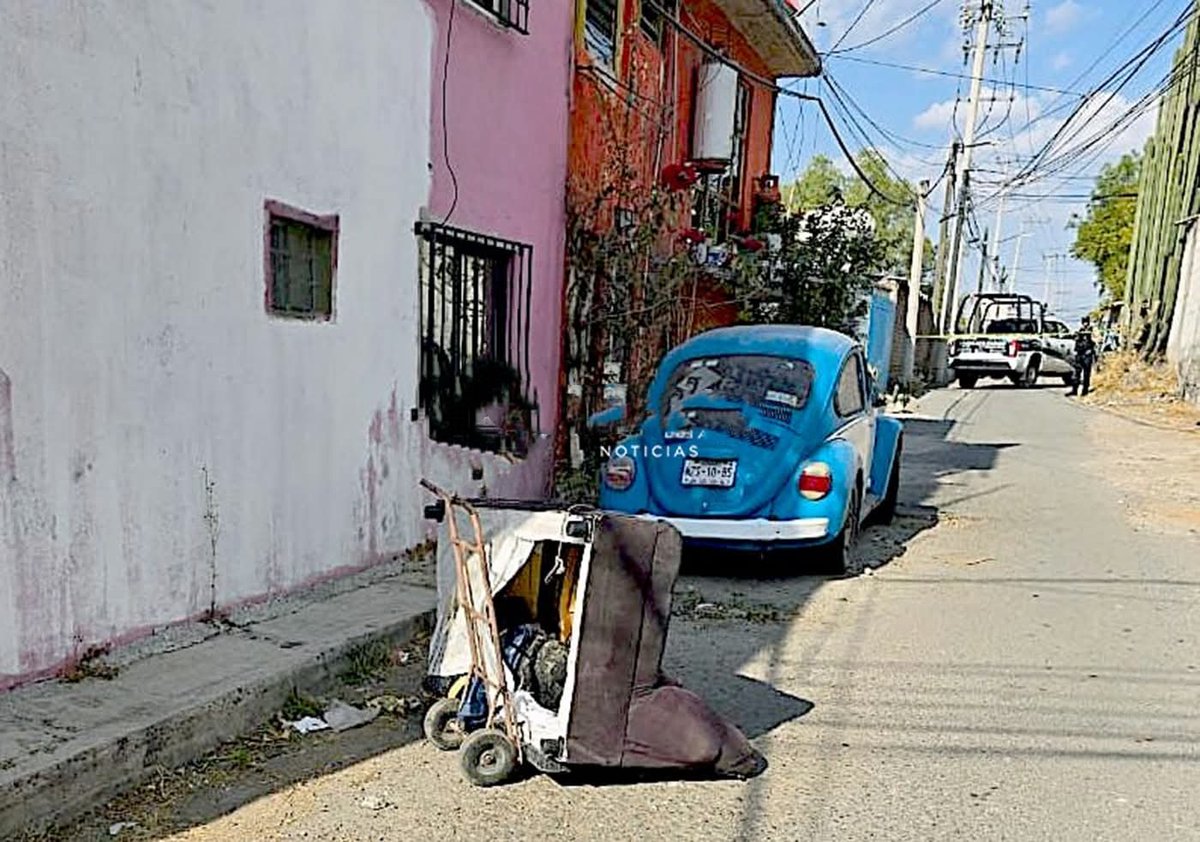 El cadáver de un hombre fue encontrado dentro de un sillón y sobre un diablito en Tecámac.💀
Fue la tarde del lunes en calle Melchor Ocampo y Peña y Peña, col. San Francisco Cuatligaxa, de unos 43 años, traía una credencial INE a nombre de Juan Carlos Escamilla Puente.