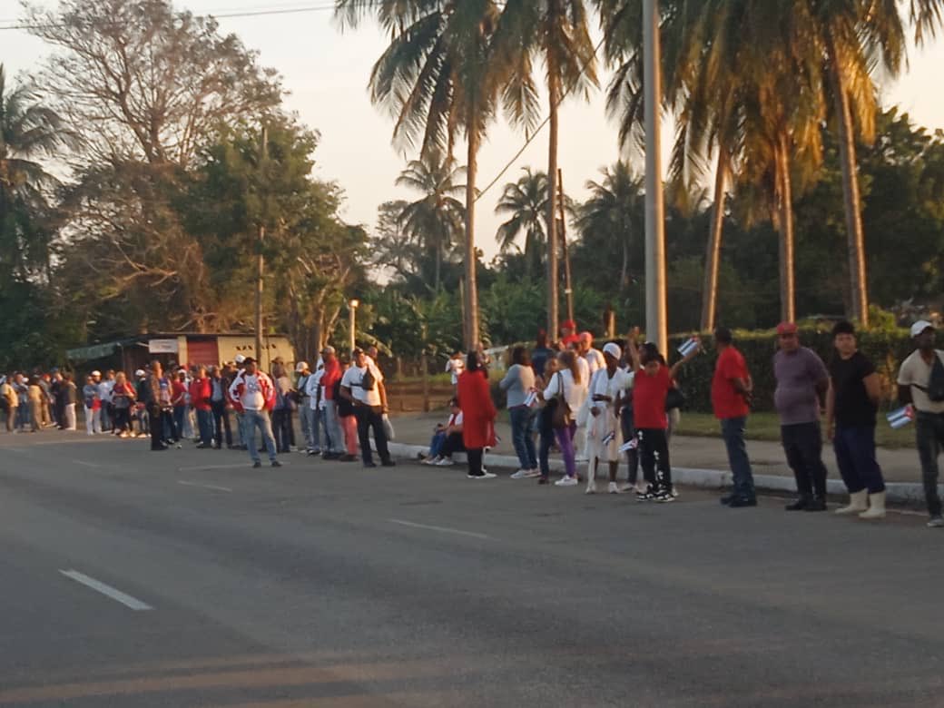 ERMPLH's tweet photo. 🇨🇺 Esta mañana nuestros trabajadores dijeron “¡presentes!” en el recibimiento de los restos de los cubanos caídos en la hermana República Bolivariana de Venezuela🇻🇪 , víctimas de la agresión estadounidense.

#CubaHonra #HonorYGloria https://t.co/pNWJCFyL1s