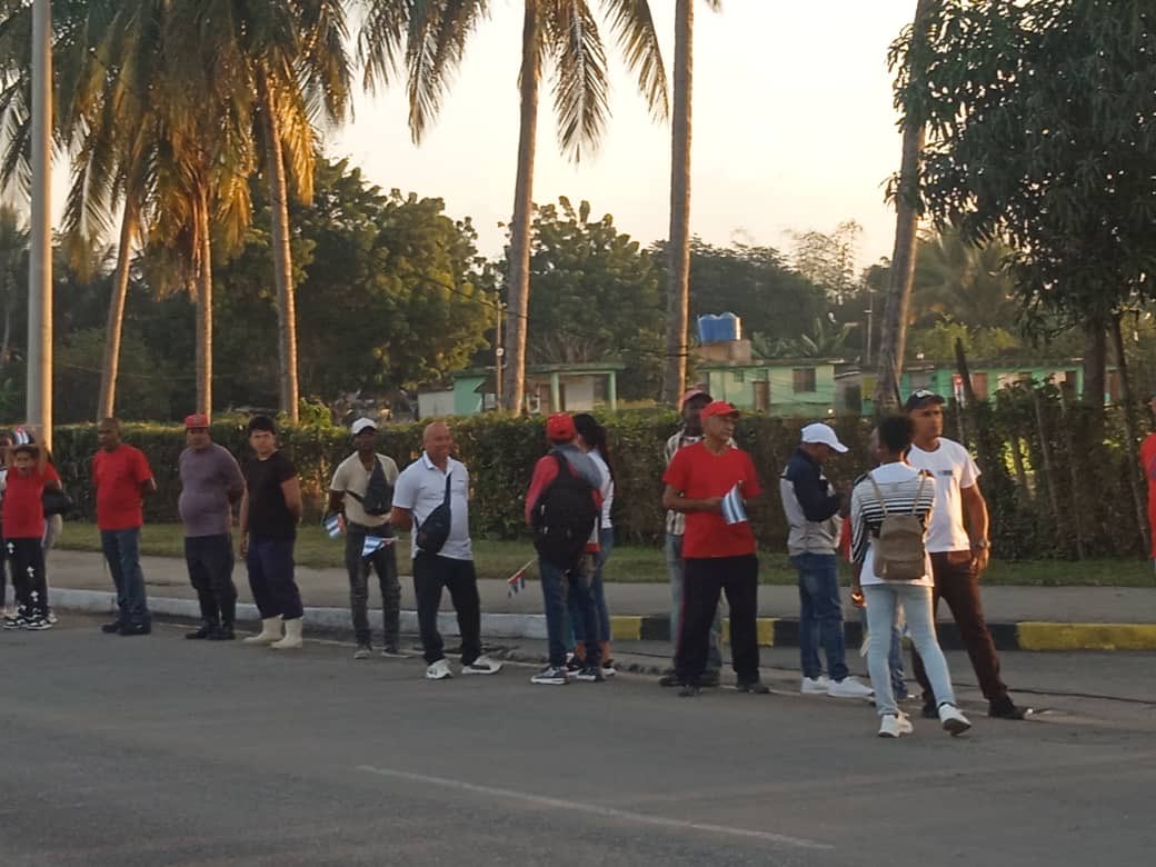 🇨🇺 Esta mañana nuestros trabajadores dijeron “¡presentes!” en el recibimiento de los restos de los cubanos caídos en la hermana República Bolivariana de Venezuela🇻🇪 , víctimas de la agresión estadounidense.

#CubaHonra #HonorYGloria