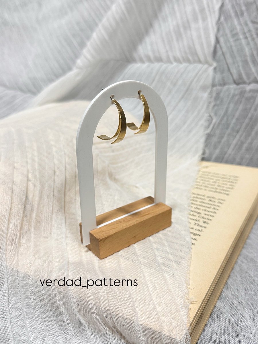 VerdadPatterns's tweet image. Vintage Gold Half Hoop Earrings 
Price- N1500
.
To order: Call / WhatsApp: 08163851956 or send us a DM