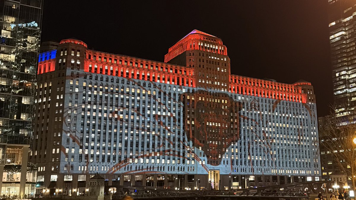 hannahcmontoya's tweet image. paired with the merch mart at night?? chicago is unreal rn