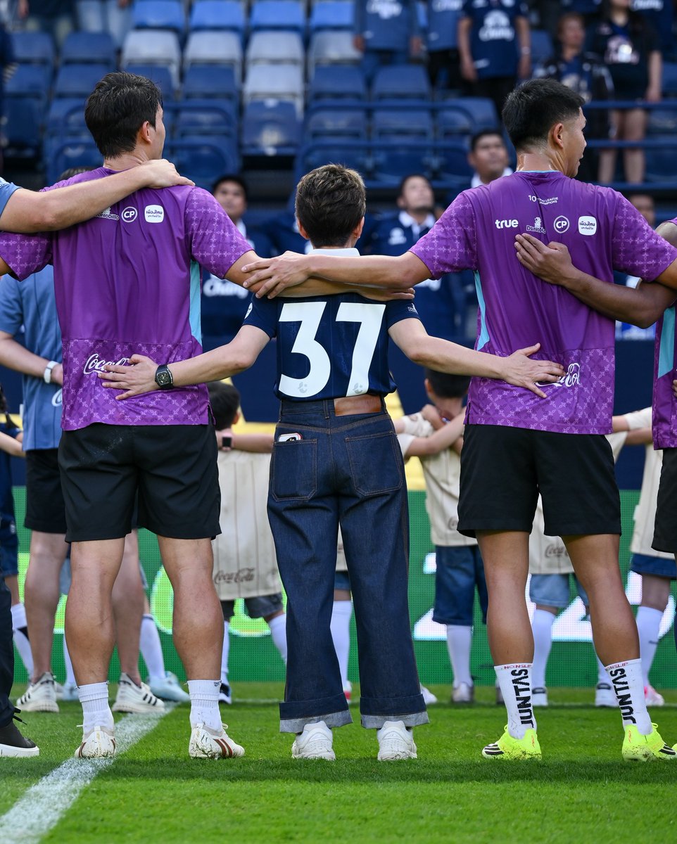 หืม ไปเห็นนักฟุตบอลทีมบุรีรัมย์ยูไนเต็ดทำท่านี้ในสนามช้างมา แบบนี้ FIFA จะว่าไงนะ เพราะระเบียบค่อนข้างชัดอยู่ที่บอกว่า 'ห้ามผู้เล่นและเจ้าหน้าที่' แสดงข้อความหรือสโลแกนทางการเมือง ศาสนา หรือส่วนตัวไม่ว่าจะเป็นภาษาใดหรือรูปแบบใดบน 'ชุดแข่ง-อุปกรณ์' ของทีม และบนร่างกาย แต่อันนี้...