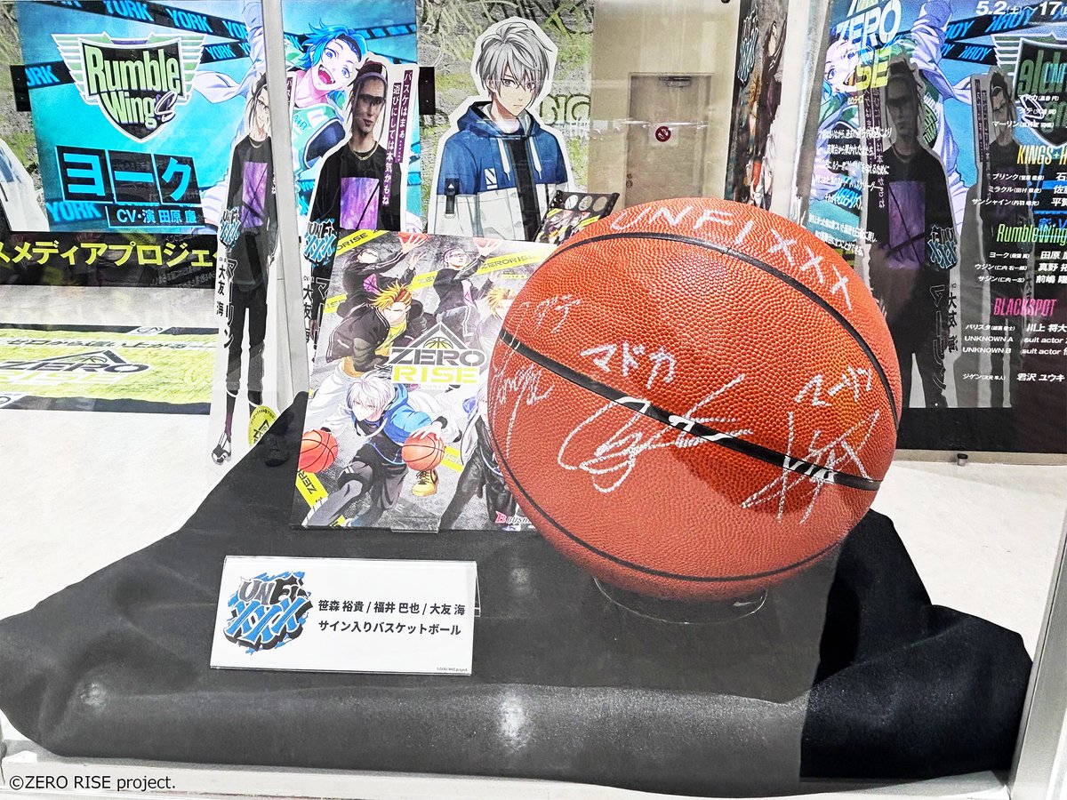 ZERORISE_PJ's tweet photo. ／
本日よりアニメイト池袋本店１階で
 #ゼロライズ が展開中📢
＼
 
マドカ（CV・演：笹森 裕貴）
ダテ（CV・演：福井 巴也）
マーリン（CV・演：大友 海）
のスタンディや、サイン入りバスケットボールの展示などを実施🏀

ぜひ池袋にお越しの際はお立ち寄りください！
期間：1月29日(木)まで

※アニメイトおよび店頭へのお問い合わせはご遠慮ください。

詳細🔻
https://t.co/8gdgvXNYEC