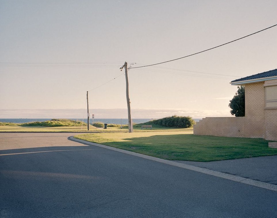 Misstit's tweet image. 仕事帰りに寄った書店で、偶然欲しかった本が平積みされているのを見つけた 🦋