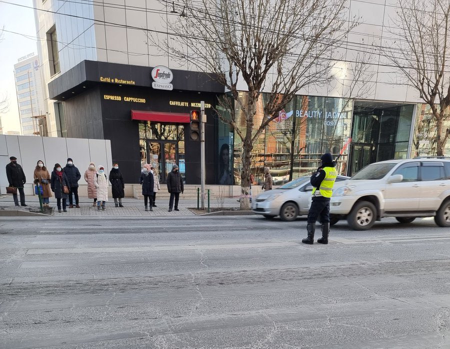 УБ-т -30 гарч байгаа сурагтай. Гэтэл явган зогчигдоо гаргахгүй байжээ гээд 20 мин болчдог гэнэ дээ

Дулаан машинд яваа ац түгжирнэ үү яана хэнд хамаатайм

Хүндээ ээлшүй ллр нийгэм