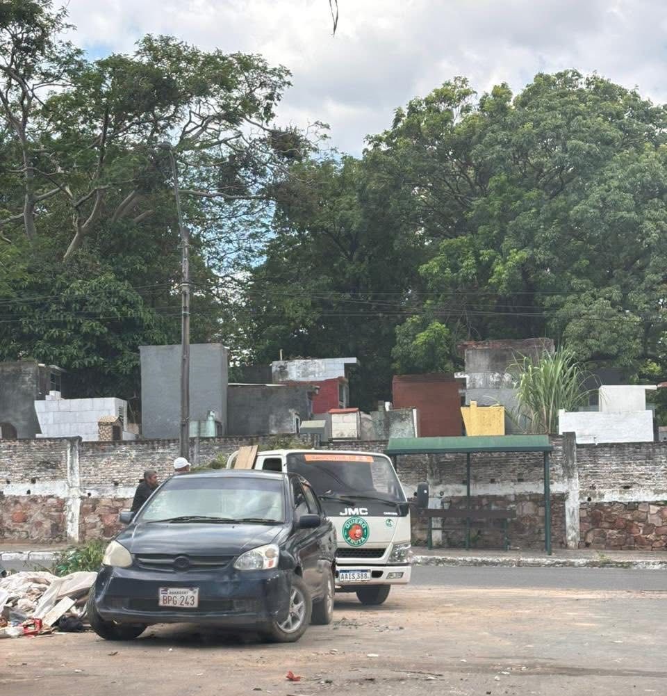 Cohenerpy's tweet photo. La Criolla era una empresa que ofrecía pastas y panificados, ahora se dedican a ensuciar la ciudad. 
Pleno barrio obrero de Asunción, son una vergüenza. Autoridades actúen y hagan cumplir las leyes @MinPublicoPy @DiarioExtraPy @780AM @Telefuturo @nanduti @1000_am @UltimaHoracom https://t.co/c9pJbPEhNF