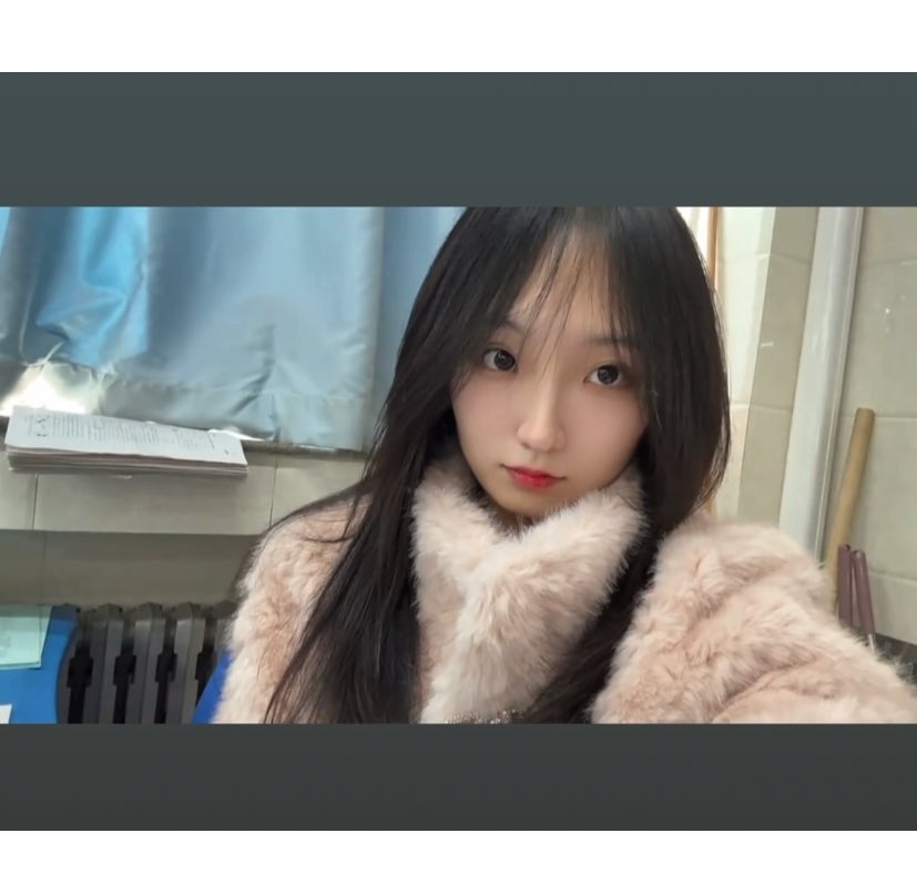 #意淫 #射屏 #意淫身边人 #骚逼 女神是老师，放寒假又可以出去和别的男生约炮，在小宾馆被鸡巴狠狠操了，说不定还会和自己的学生开放，用自己的嫩逼身体解决中学生的性欲