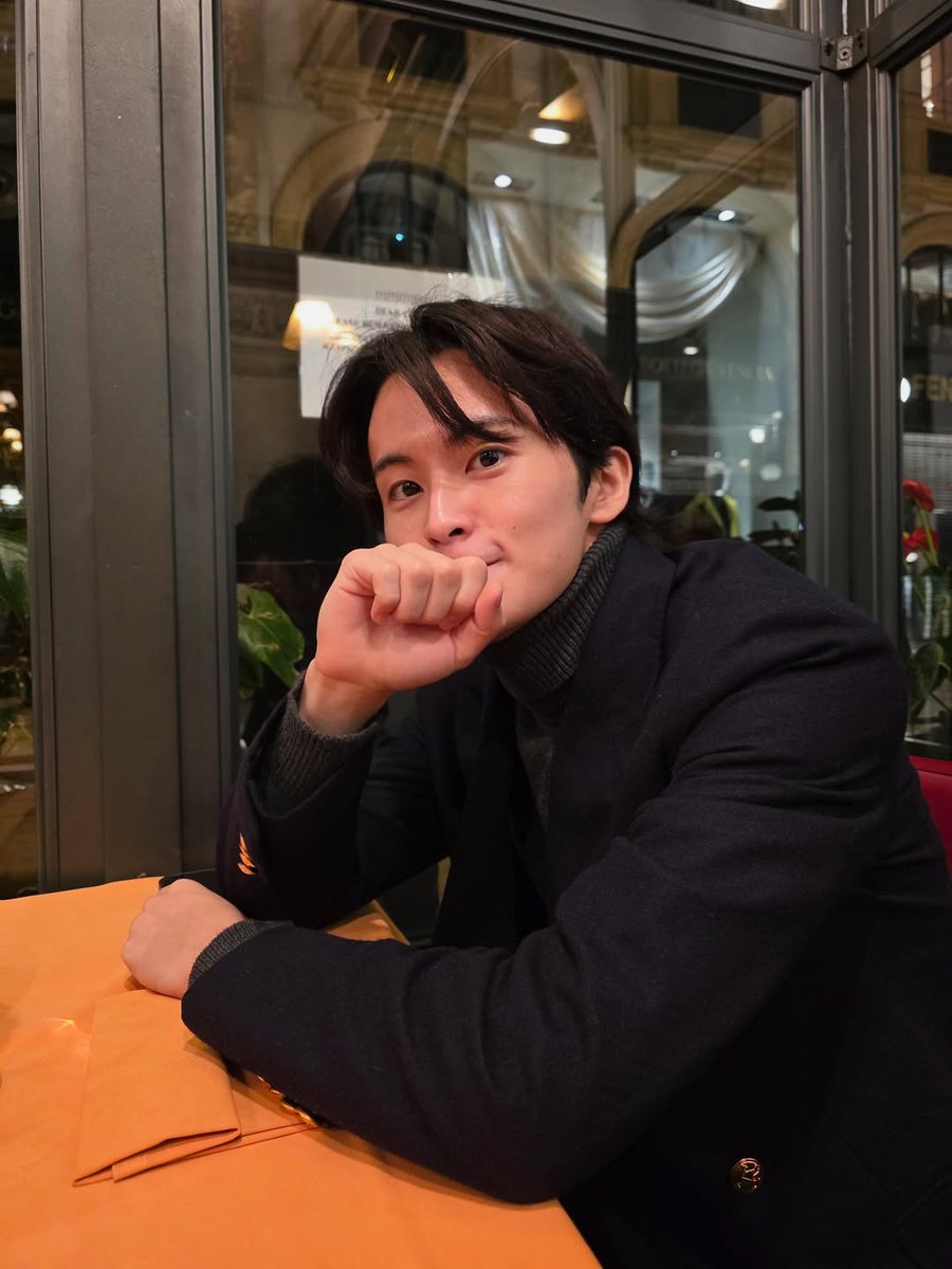 THISS VIBESS OMGGG 😭😭😭 jgn ada yg ganggu ak, lg ngedate sm markk, gantengg bangett astagaaa, nikahh ajalah yuk markk 😭😭💍💍 sumpehh nih org sangat boyfriendable sekalii 🥲🥲 makinn cintaa 🥹🫶