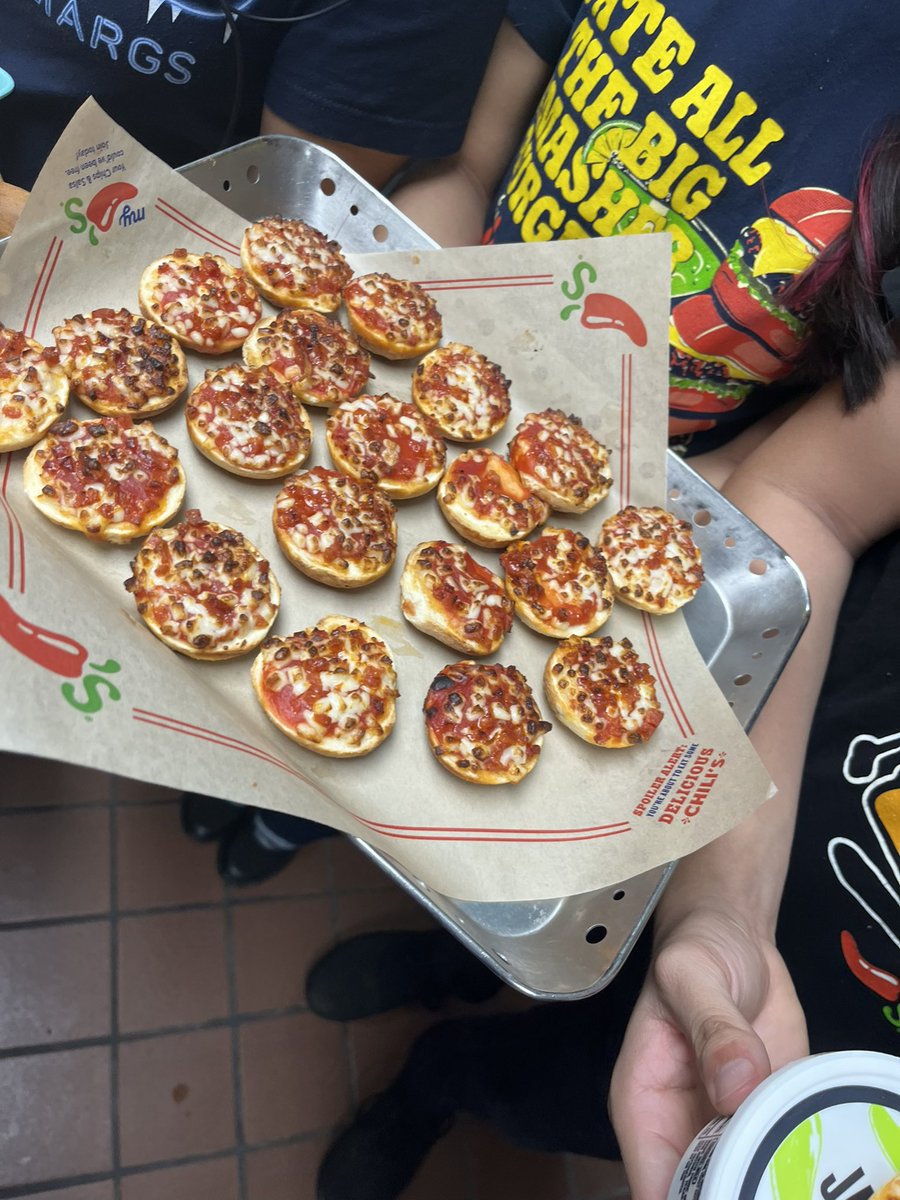 laura robles tweet media