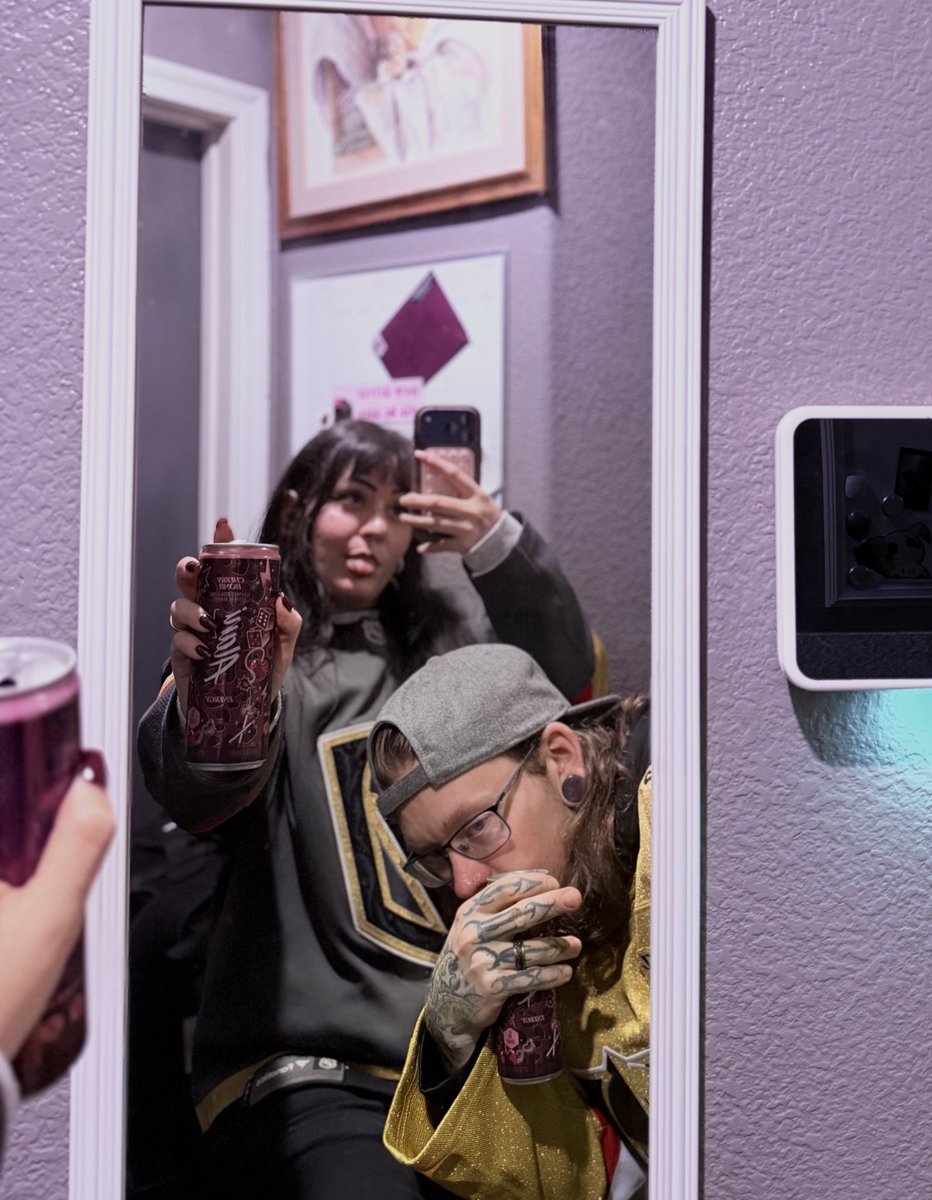 venusiity's tweet image. first hockey game of da year ft my cherry alani