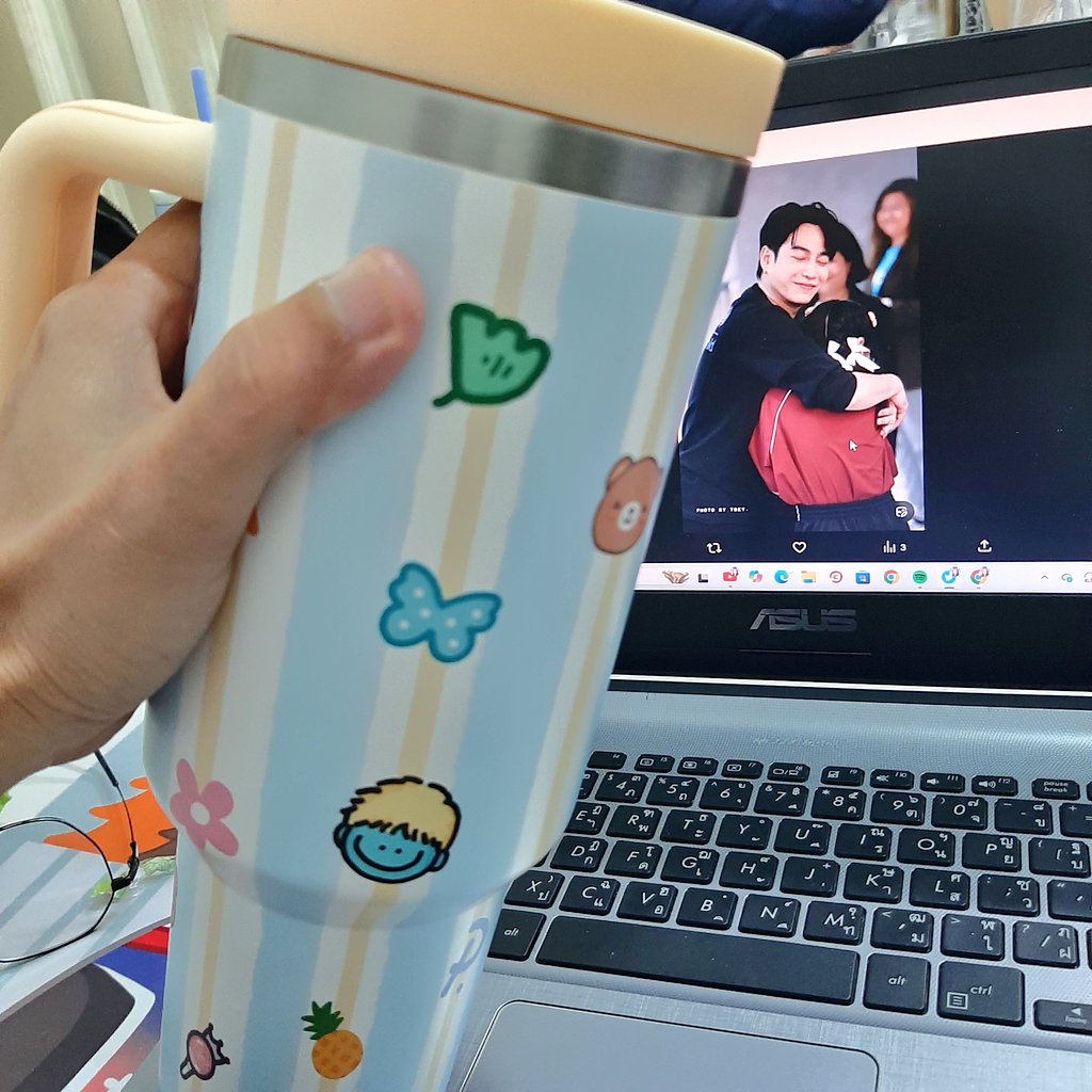 แก้ว+น้ำ หนักมาก ยกหูแก้วไม่ไหว ต้องเปลี่ยนวิธียกค่อยยังชั่วหน่อย กินน้ำได้ทั้งวัน 555
<a href="/peckpalit/">Peck Palit</a>
#เป๊กผลิตโชค
#PeckPaLitChoke