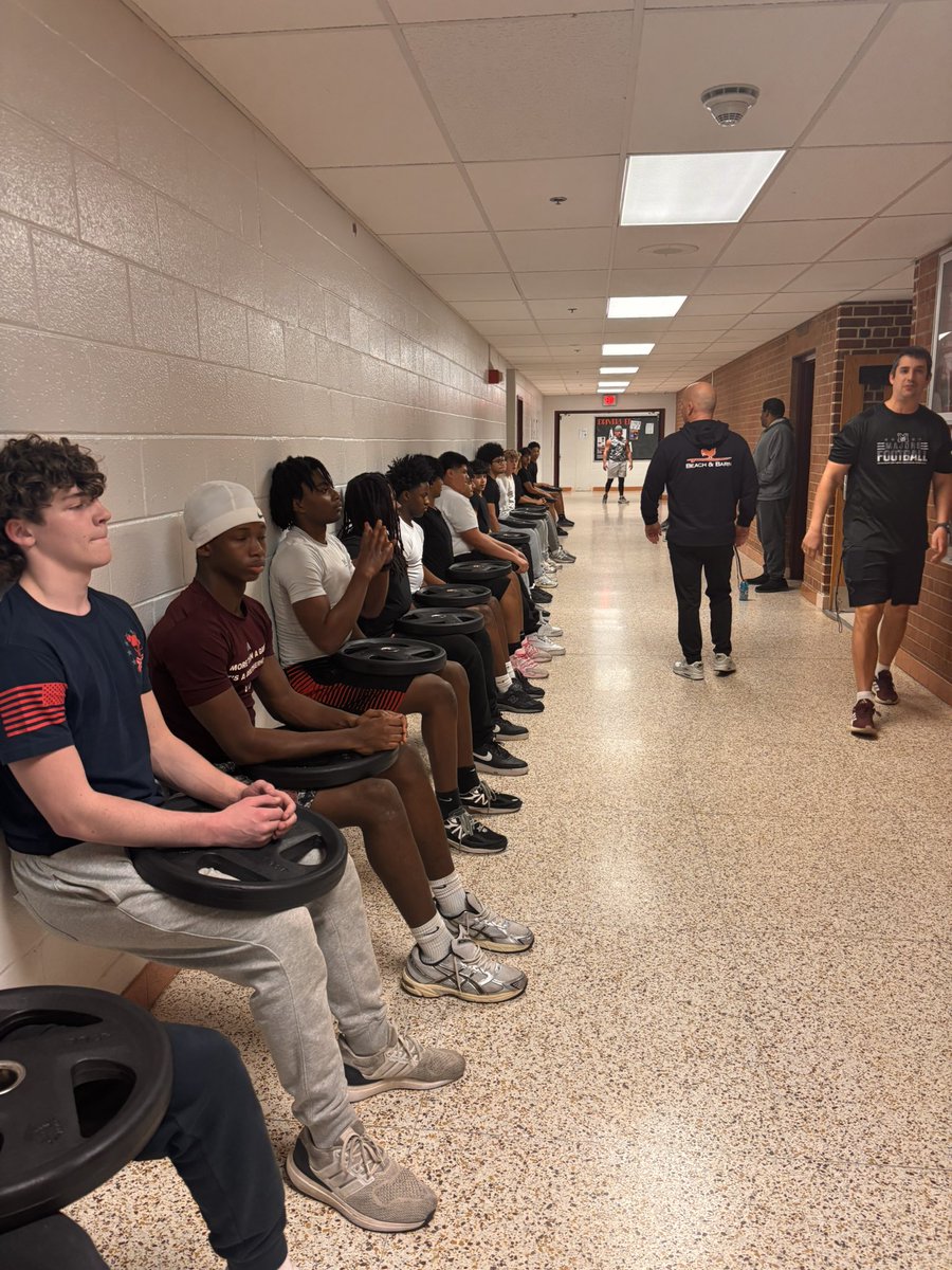 MVMajorFootball's tweet image. STRONG finish to the end of week 2… it’s too easy to be average! Take the next step to being great! 

Shoutout to @Treavorolmstea4 for his win this week in our competition! 6+ minute wall sit!!