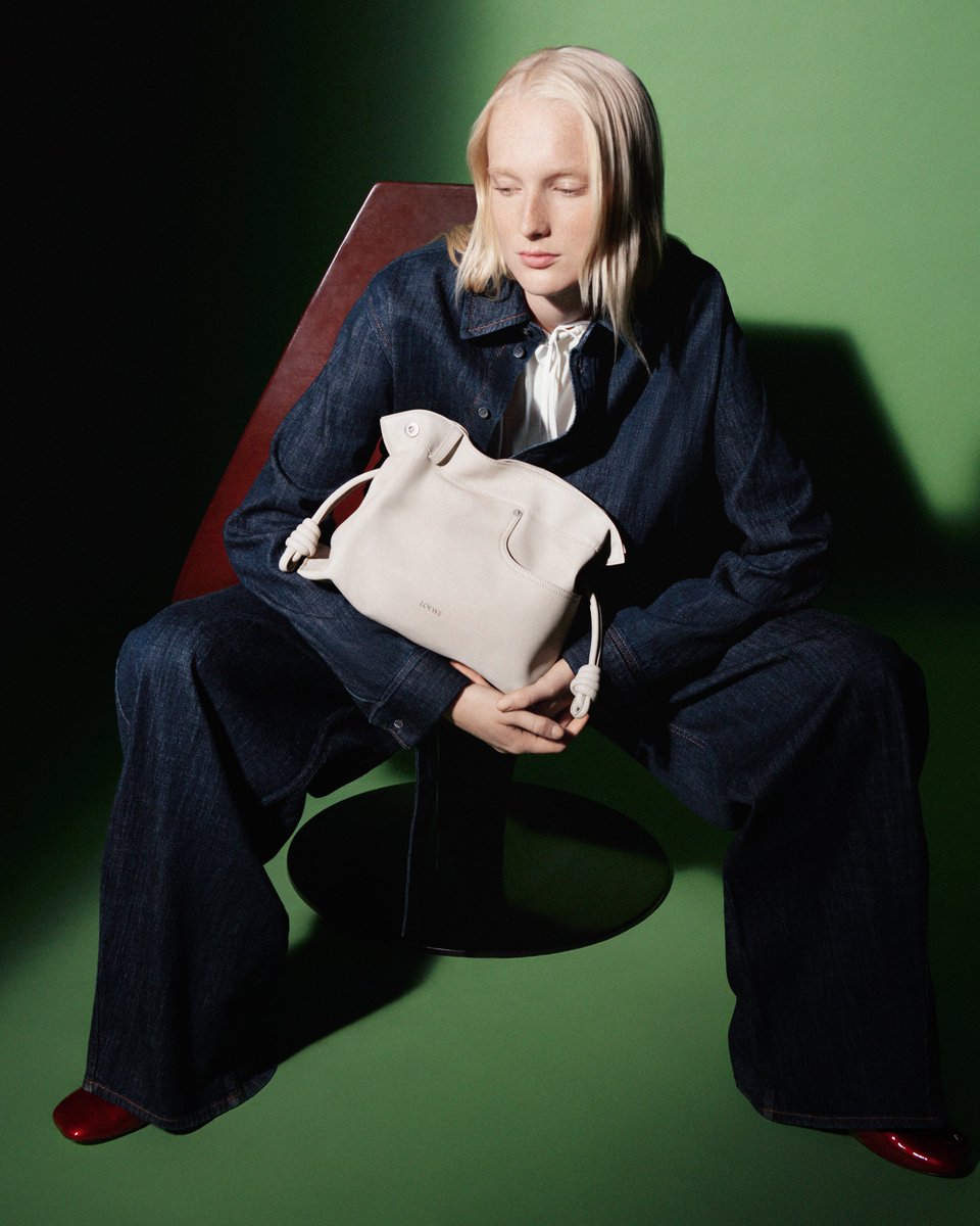 仄かなアクセント。 5ポケットジーンズのディテールをそなえた、淡い