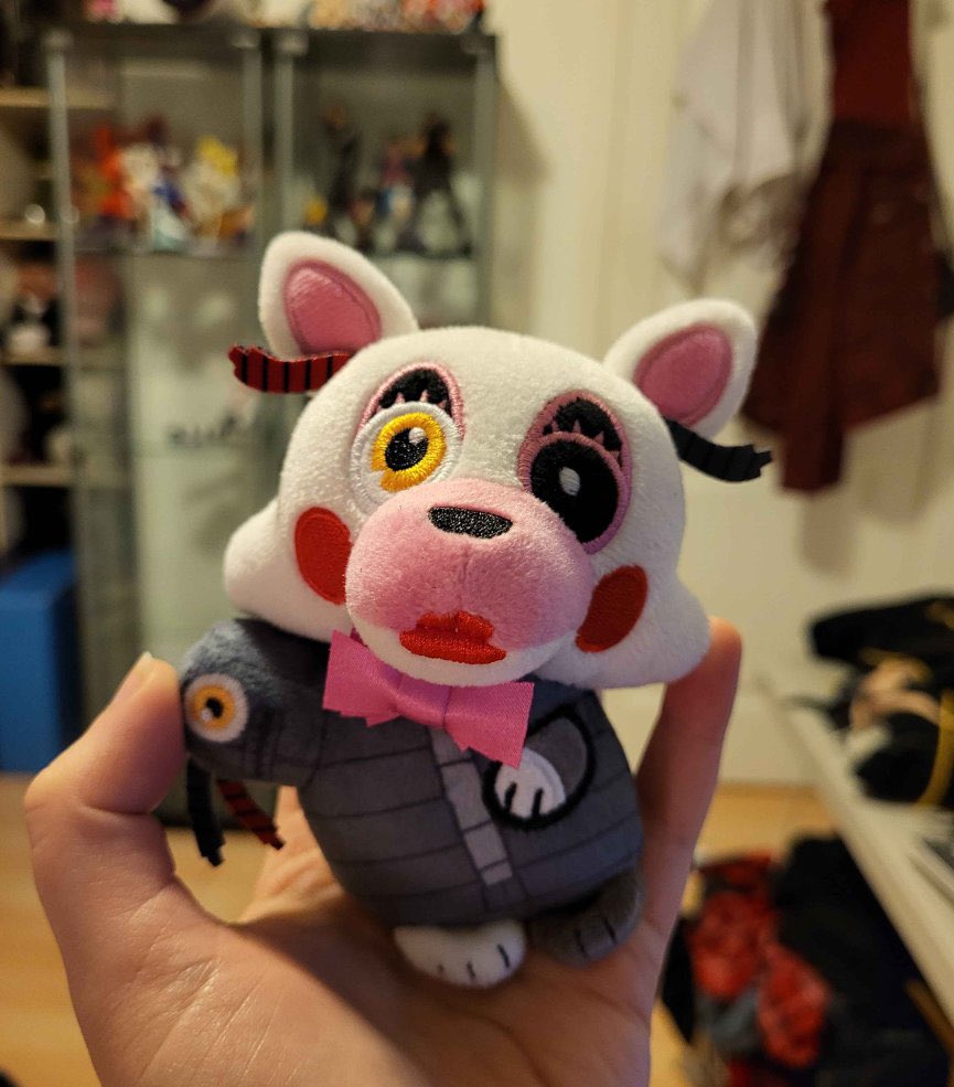 @/Snartles has just received a Jazwares gift containing a never-before-seen Mini-Mangle plushie!