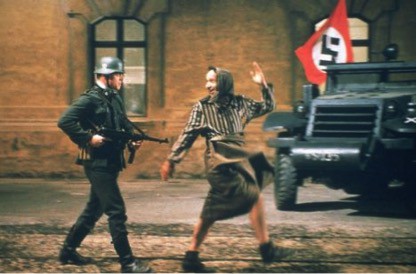 Италийн алдарт жүжигчин, найруулагч Роберто Бенигнигийн "Life is beautiful" кино шиг хэдүүлээ оноо цуглуулаад байж дээ.