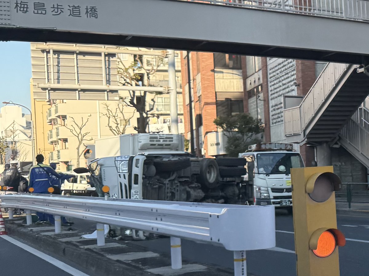 jun1968_jf's tweet photo. 2026年の新年が明けて早くも2週間以上が経ちました。
まだまだ挨拶回りや新年会などで、バタバタしていますが、今朝いつもの環七を通ってクルマで通勤してると大渋滞。
原因は写真の通り、反対車線でトラックが横転😱
何がどうして、こんな事になるの？？怪我がないことを祈ります。

#環七事故 https://t.co/s946vV44Tm