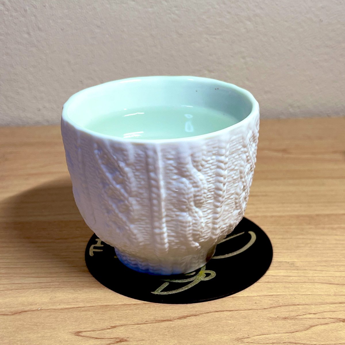 yo_hirasawa's tweet image. こーれ可愛くないっすか。コトモノミチさん（ @cotomonomichi ）のニット模様湯呑み。Vtuberのばぶかすさん（ @AI_VAV ）が配信で紹介していて、気になったので購入。実物は画像以上に「良い」ッスね〜☺️
同じニット模様で蓋付き丼鉢とかもある。こっちもいくか迷うな。
store.coto-mono-michi.jp/?pid=86839430