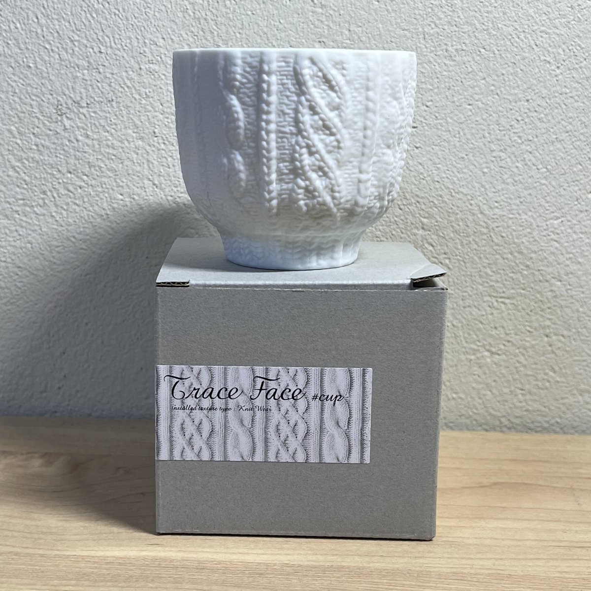 yo_hirasawa's tweet image. こーれ可愛くないっすか。コトモノミチさん（ @cotomonomichi ）のニット模様湯呑み。Vtuberのばぶかすさん（ @AI_VAV ）が配信で紹介していて、気になったので購入。実物は画像以上に「良い」ッスね〜☺️
同じニット模様で蓋付き丼鉢とかもある。こっちもいくか迷うな。
store.coto-mono-michi.jp/?pid=86839430