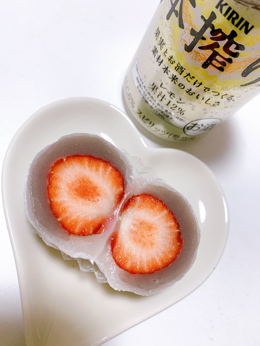 _eve4230's tweet photo. 苺大福🍓ともなか🥰
あんまり苺大福食べないんだけど催事で美味しそうだったので購入✨
とっても美味しかったー💕
ただ苺大福買うならいちごひとパック買っていちごたくさん食べた方がいいかもとも思った🤣
#お腹ぺこりん部 #苺大福 #あんこ https://t.co/IhLASZ4CKi