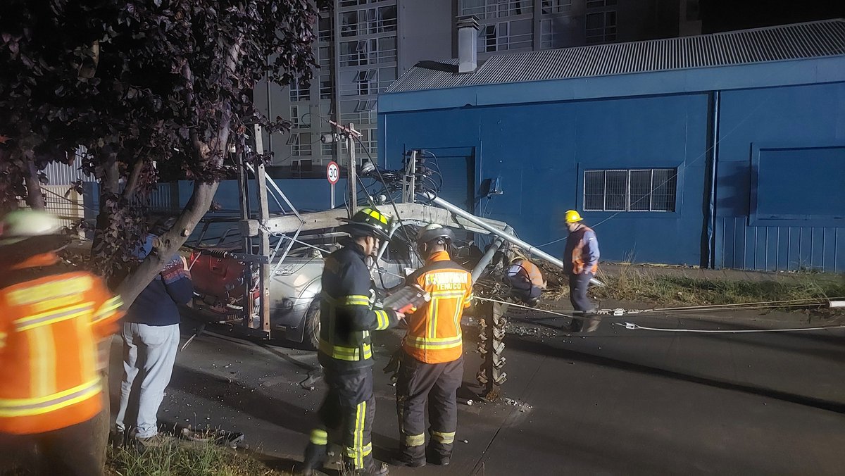 CesarTwink's tweet photo. Sin luz accidente en prieto norte #temuco https://t.co/OiQnPb761l