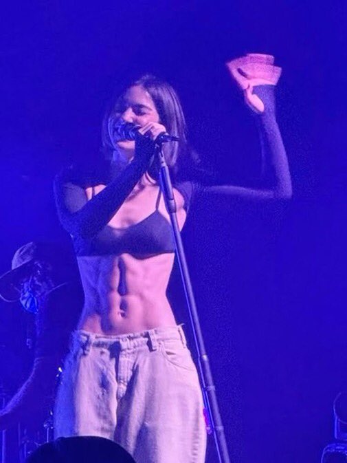 grcieabrvms's tweet image. her fucking abs