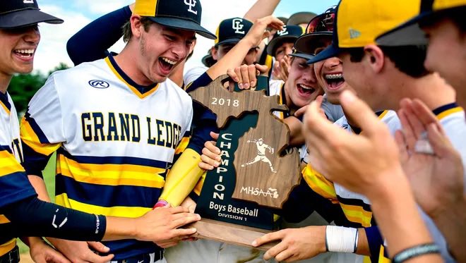 BASEBALLGL's tweet image. Celebrating National Hat Day! @MHSBCA1 I think we know which team has the best hat in the state👀👇@glhsathletichof