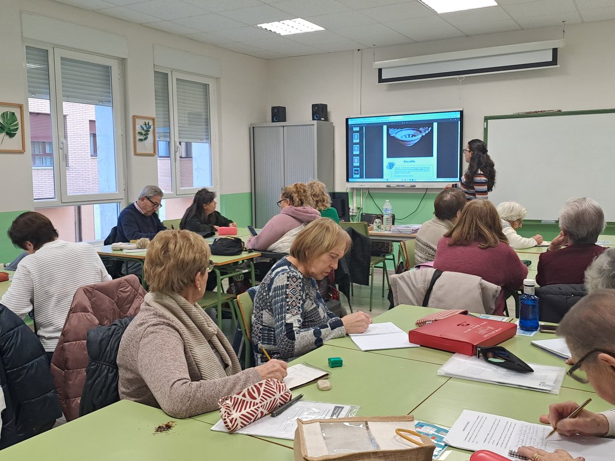 CepaElCamino's tweet photo. El alumnado de C. Básicos de varios grupos se documenta sobre la @ceramicaalmazan a través de vídeos 🎥, kahoots 📲, pasatiempos ✏️ y lecturas comprensivas 📚.  Y ya  avanza en la creación de cuentos ✨ que formarán parte del libro "Las aventuras de Palmi" 📖.
@PlantateAlmazan https://t.co/Kcdooi2BsM