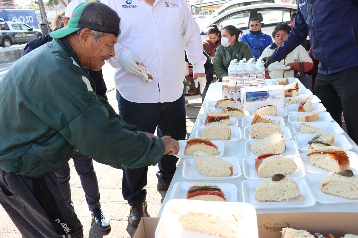 Encabezados por el Secretario de la Contraloría, Oscar García González, salimos a la calle en la colonia El Tintero🏘️ a compartir la Rosca de Reyes 🤴🏽, donde además se repartieron obsequios y boletos para la rifa de una bicicleta. Con tradición #AquiContigo #JuntosAdelante