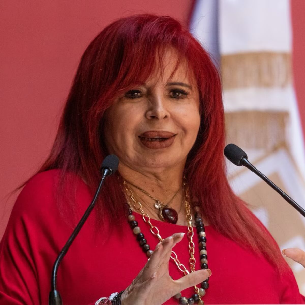 LuisCardenasMx's tweet photo. LAYDA SANSORES, LA CARICATURA DEL AUTORITARISMO

Layda Sansores ya no gobierna: embiste. 

En Palacio Nacional ya incomoda su colección de abusos y escándalos.

Policías sin protección, periodistas amordazados por jueces dóciles, un rector “sembrado” y removido al vapor para imponer lealtades. 

Campeche no vive una transformación: vive el capricho de una gobernadora que confunde poder con venganza. En la 4T ya no es aliada, es estorbo. Y cada día pesa más.