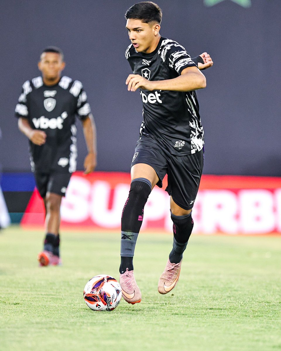 Botafogo's tweet photo. PRA CIMA, FOGÃO! 🔥⚽️ #VamosBOTAFOGO 

📸 Arthur Barreto / BFR https://t.co/8fdQoFmtoe