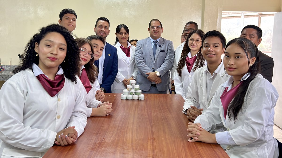 EducacionZ8_Ec's tweet photo. #ElNuevoEcuador reafirma su compromiso con el desarrollo pedagógico de 3.815 niñas, niños y adolescentes de la Unidad Educativa Fiscal Sarah Flor Jiménez, a través de la entrega del nuevo laboratorio de Ciencias totalmente equipado, gracias a una inversión de 💰 USD 9.000. 👩🏻‍🔬🔬👨🏻‍💻 https://t.co/wpiBZpaeSD