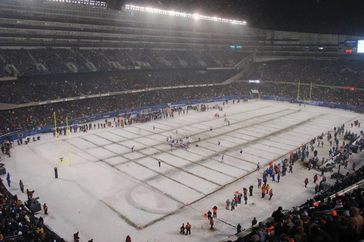 NFCNorthNewss's tweet photo. CRAZY! 🤯🤯🤯

Sean McVay has forced the #Rams to practice outside DESPITE California being in a winter advisory warning as temperatures have dropped as low as 45 DEGREES. 

LA is taking a gamble but McVay believes this will brace the team for Sundays’s cold game in Chicago. 👀❄️ https://t.co/tDuy0fOxDl