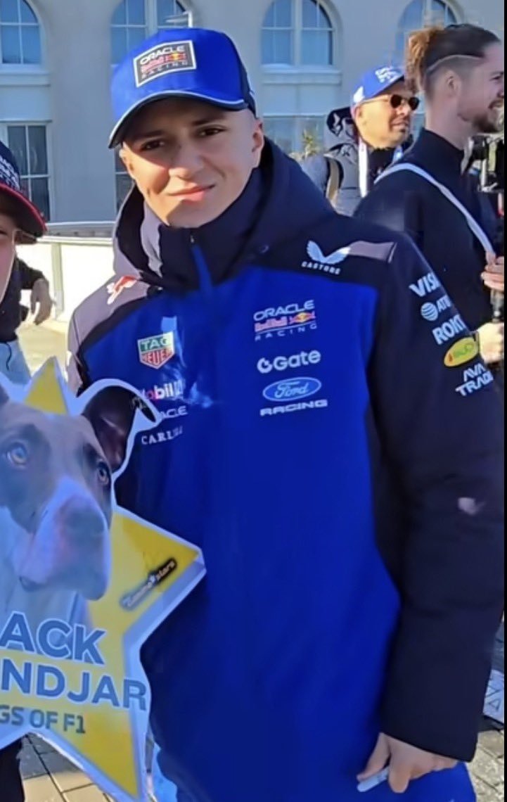 FormulaDirecta's tweet image. 🚨 ¡Primera imagen de la gorra y el cortavientos oficial de Red bull!

#F1