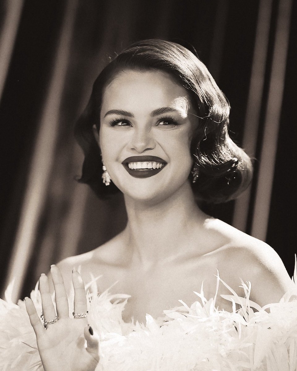 whityousg's tweet image. a selena PRECISA ir, mds já tô sentindo que ela vai entregar MUITO