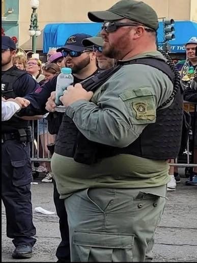 ProjectLincoln's tweet image. 1 piece of chicken, 1 piece of broccoli, a tortilla wrap, and one other thing…how long until these guys mutiny?