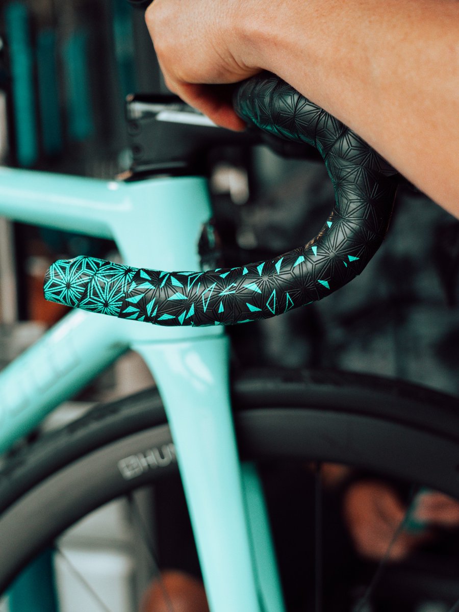 Fresh in at BikeSportz 🚴‍♂️

Supacaz Super Sticky Kush bar tape has landed in New Splat and Star Fade Refract finishes.

Maximum grip. All-day comfort. Signature Supacaz style.

#BikeSportz #Supacaz #NewArrivals #CyclingAccessories