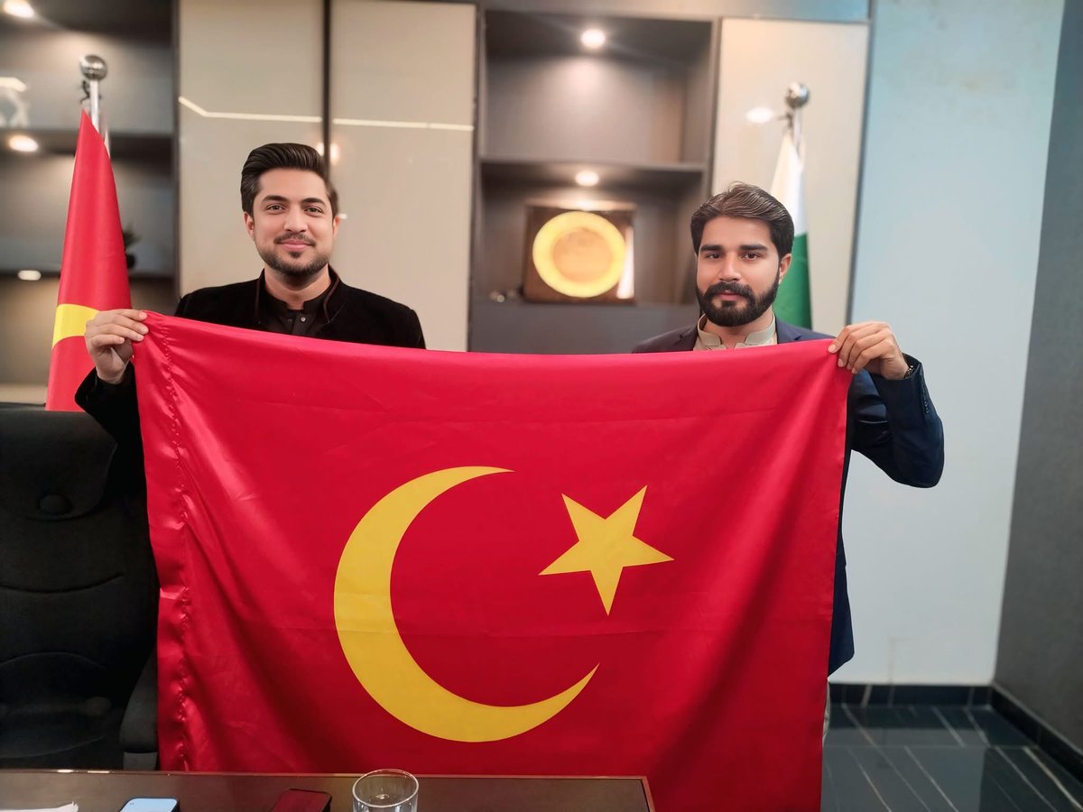 ShafiqAhmadAdv3's tweet image. کرنی فوج کی دلالی ہے اور لال جھنڈا ایسے بنایا ہے کہ جیسے چی گویرا کا سالا ھو