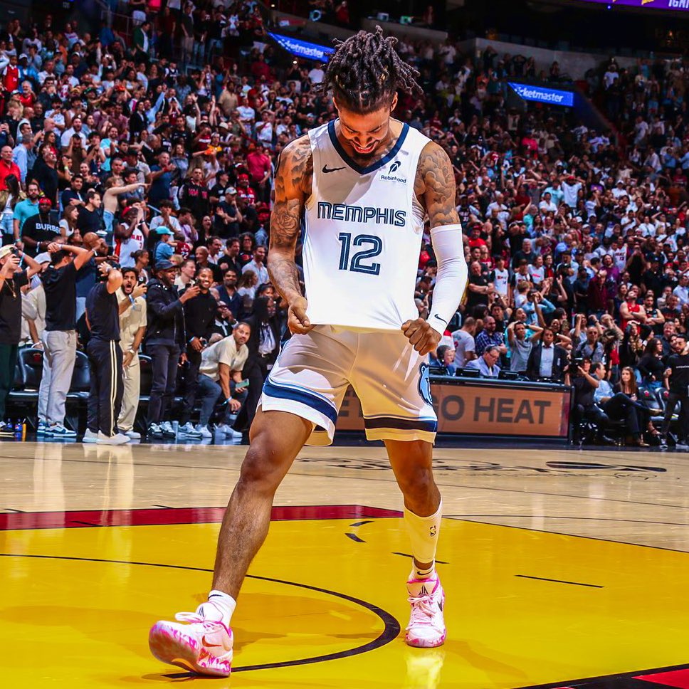 Those close to Ja Morant have “made his stance clear” about his future with the Grizzlies amid recent trade rumors :

“Ja loves the city and he loves the team. We are going to weather the storm.”

(via <a href="/ScoopB/">👑 Brandon “Scoop B” Robinson</a>)