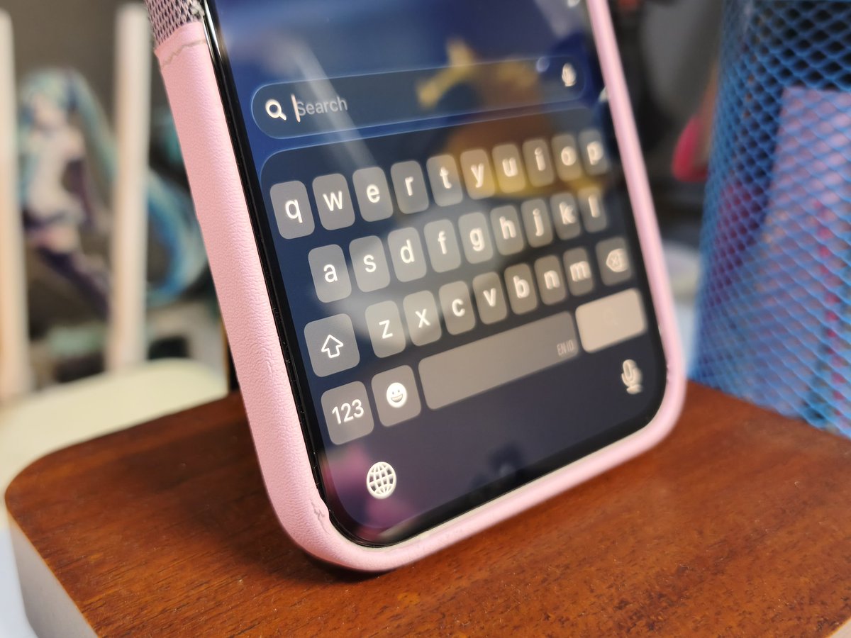 Name one thing that you hate from iPhone!

Me : iOS Default Keyboard