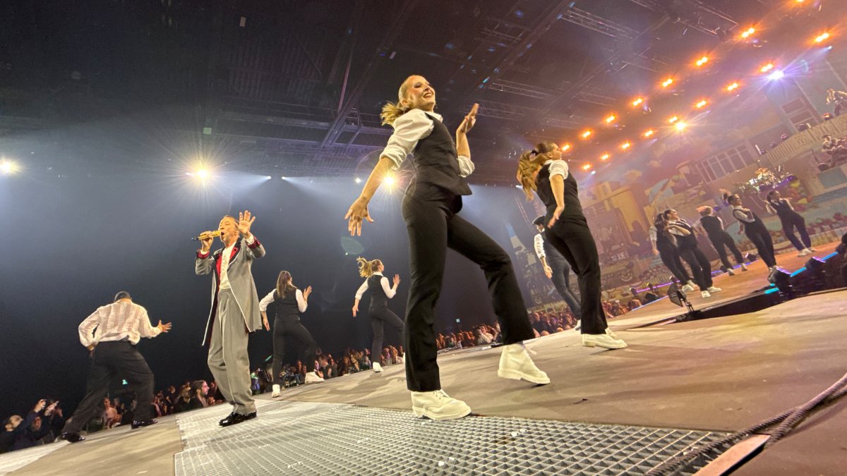 ThomasMack_EP's tweet photo. Heute startet DJ BoBo seine großartige Arena Tour „The Great Adventure“ und die ersten vier Shows finden bei uns im Europa-Park statt! 🎶 Besonders freue ich mich, dass auch unsere jungen Talente aus der Europa-Park Talent Academy mehrfach Teil der Show sind. Ihr seid klasse! 👏 https://t.co/Ev5olYnpen
