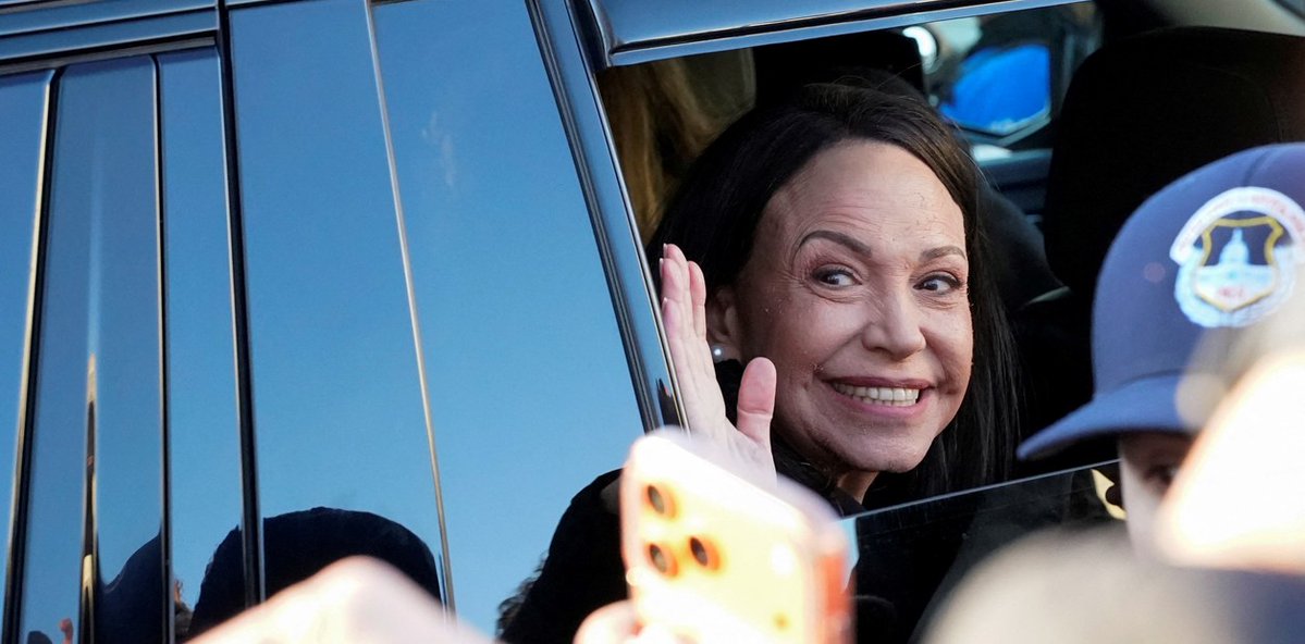 clarincom's tweet image. MARÍA CORINA MACHADO LE ENTREGÓ A TRUMP UNA MEDALLA DEL PREMIO NOBEL DE LA PAZ

La líder opositora venezolana le presentó a Donald Trump una medalla del Premio Nobel de la Paz durante un encuentro en la Casa Blanca, como reconocimiento a su apoyo a la causa de la libertad en…