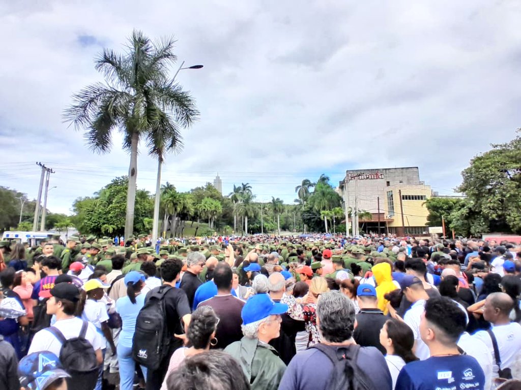 universidad_uci's tweet image. 📌 La #UCI dice: ¡Presente! Miembros de nuestra comunidad universitaria, congregados y listos para rendir sentido homenaje a los 32 Héroes de la #Patria caídos en el cumplimiento del deber en 
la hermana República Bolivariana de #Venezuela.  🖤🇨🇺

#SomosUCI #HonorYGloria #Cuba