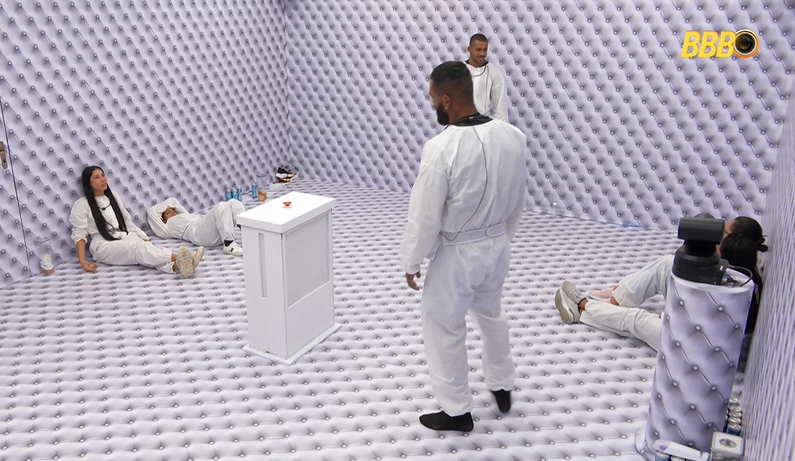 daeddra's tweet image. "A gente nem tirou uma foto todo mundo junto"
"Tira agora"
"Não pode sem a Elisa"