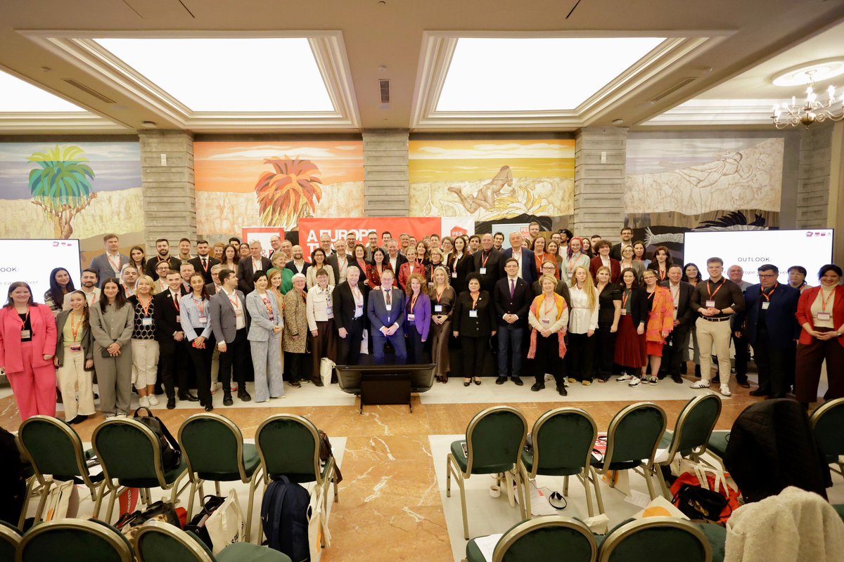 CarolinaDarias's tweet photo. 🇪🇺 Así hemos vivido el encuentro del @PES_CoR ‘Una Europa que te respalda’ en #LPGC

📢Una jornada intensa de debates sobre el futuro de la #EU la gobernanza, inversión, servicios públicos, vivienda y la defensa de la democracia

🌹Valores comunes para l@s socialistas europeos https://t.co/CxTTNgwj8s